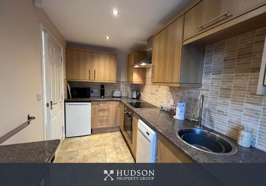 Telford Townhouse With Parking And Garden Villa Екстериор снимка