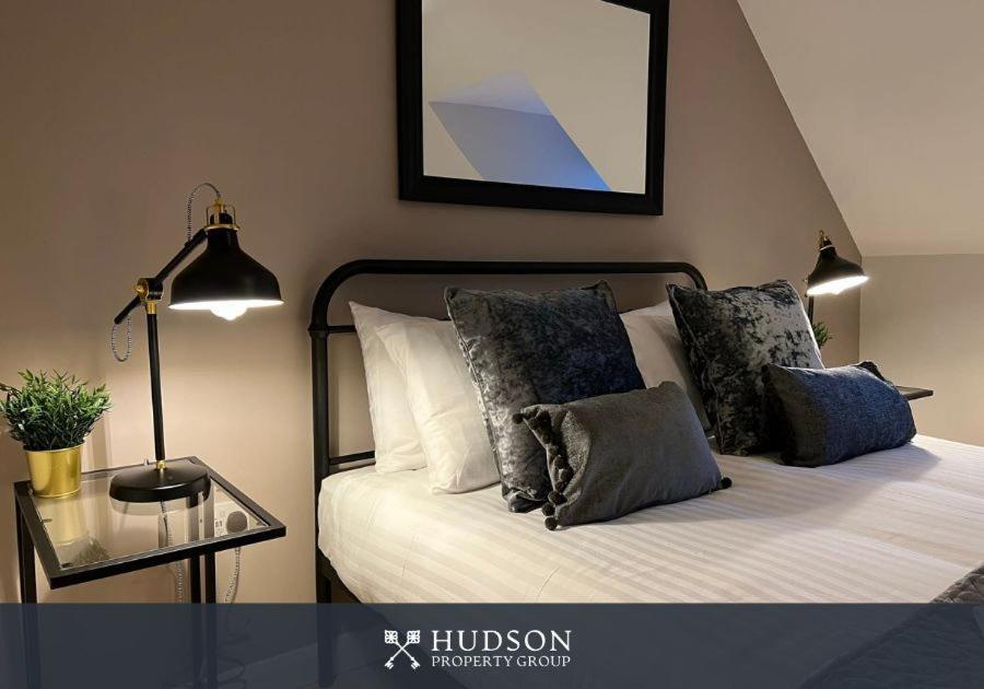 Telford Townhouse With Parking And Garden Villa Екстериор снимка