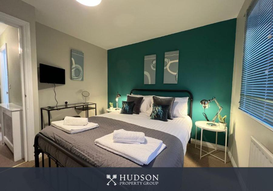 Telford Townhouse With Parking And Garden Villa Екстериор снимка