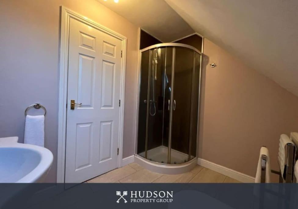 Telford Townhouse With Parking And Garden Villa Екстериор снимка