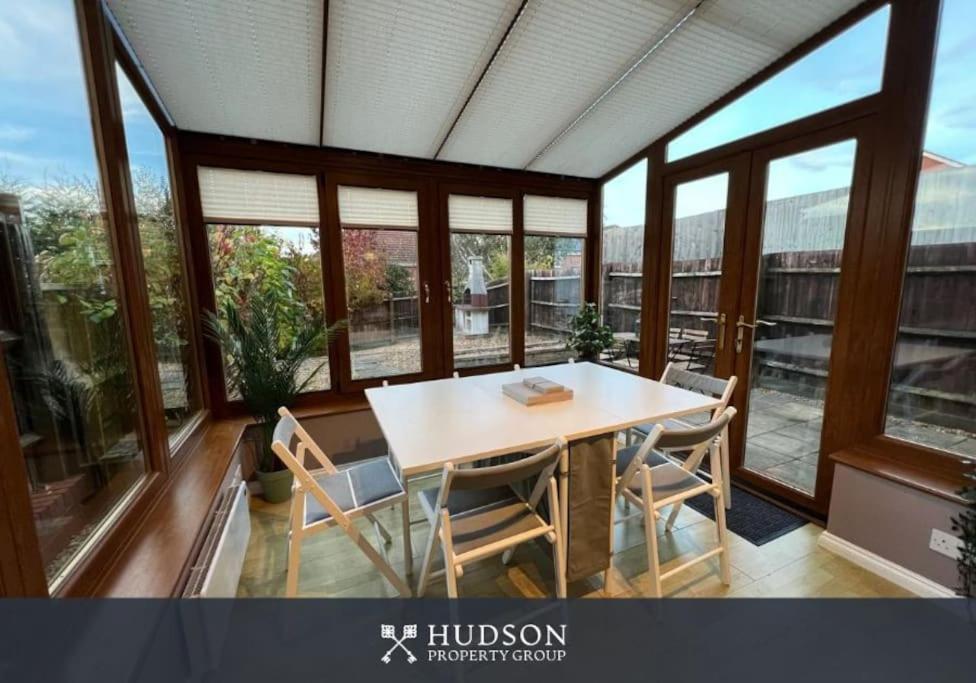 Telford Townhouse With Parking And Garden Villa Екстериор снимка