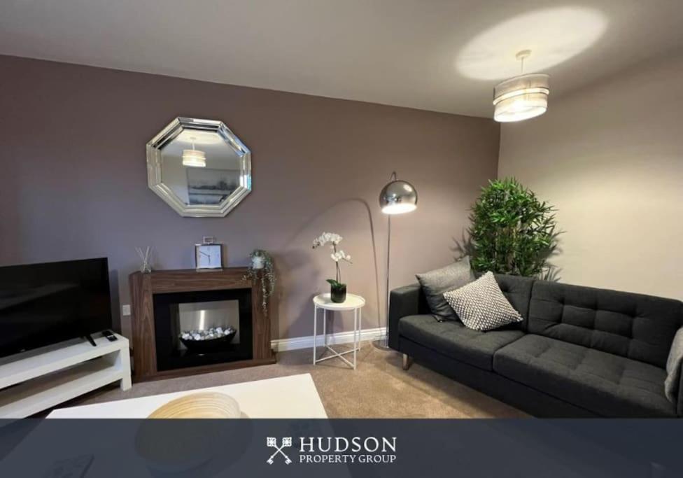 Telford Townhouse With Parking And Garden Villa Екстериор снимка