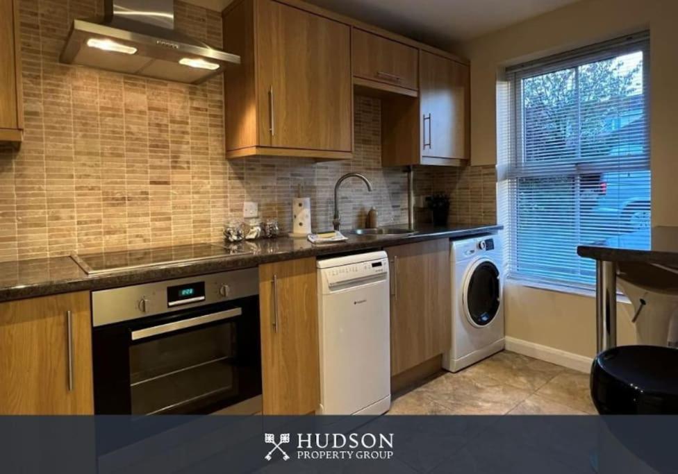 Telford Townhouse With Parking And Garden Villa Екстериор снимка