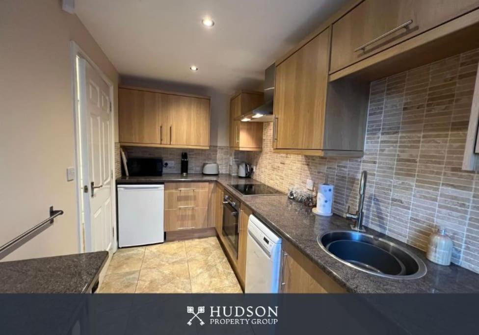 Telford Townhouse With Parking And Garden Villa Екстериор снимка