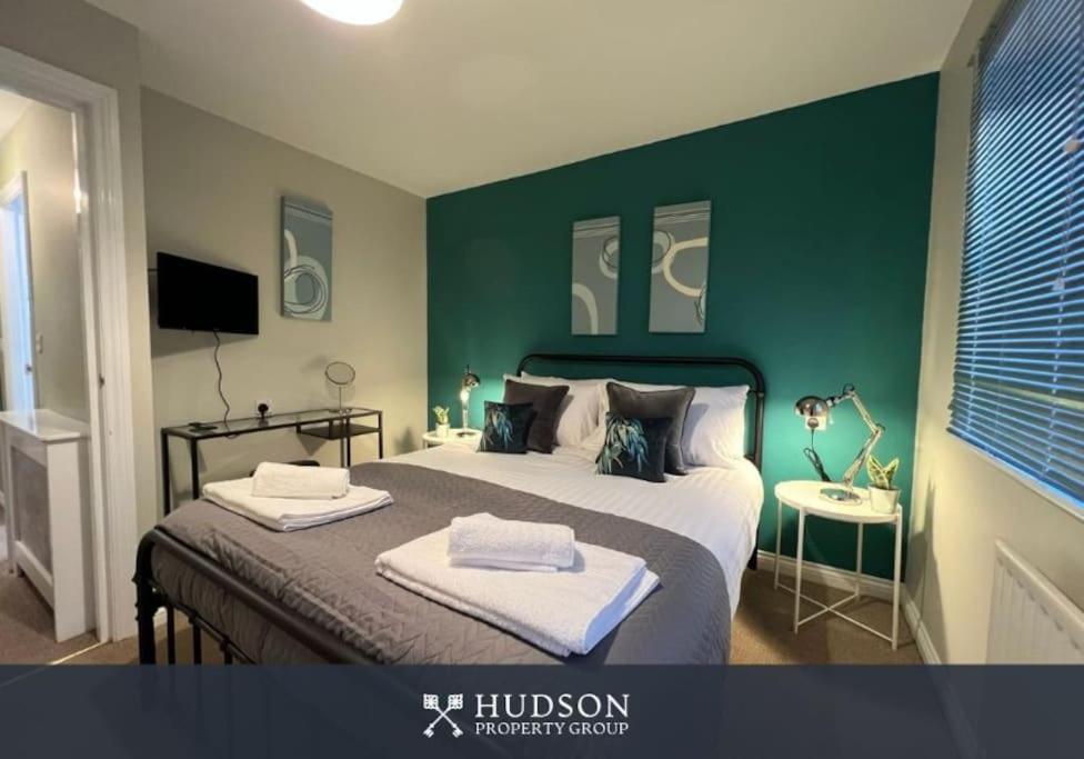 Telford Townhouse With Parking And Garden Villa Екстериор снимка