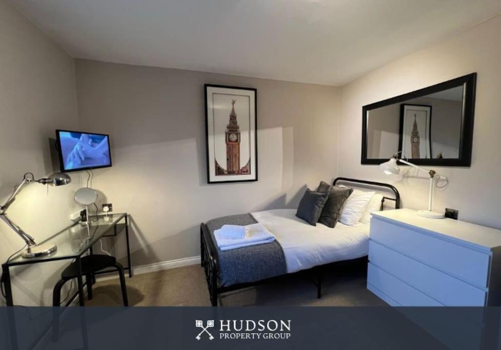 Telford Townhouse With Parking And Garden Villa Екстериор снимка