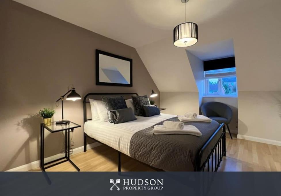 Telford Townhouse With Parking And Garden Villa Екстериор снимка