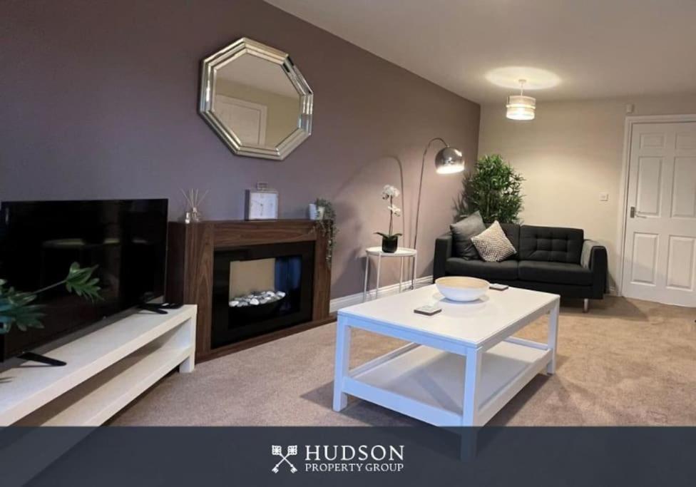 Telford Townhouse With Parking And Garden Villa Екстериор снимка