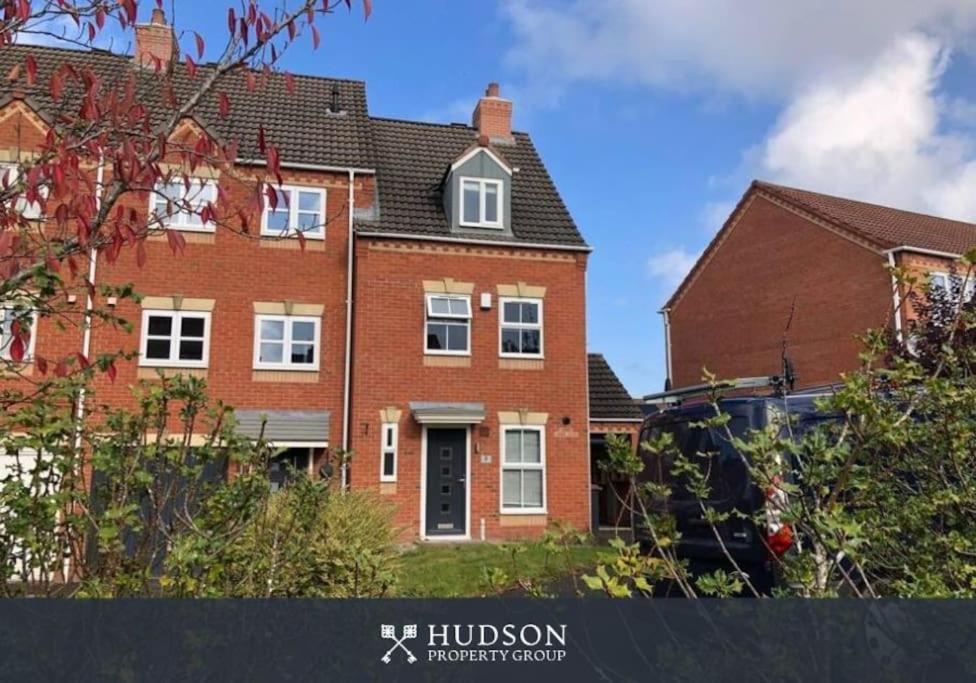 Telford Townhouse With Parking And Garden Villa Екстериор снимка