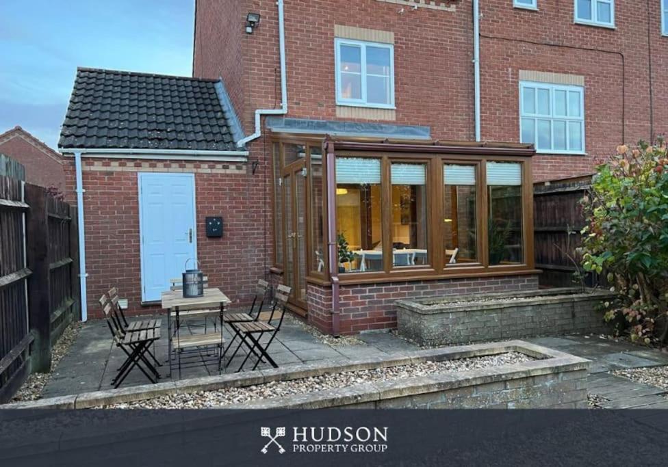 Telford Townhouse With Parking And Garden Villa Екстериор снимка